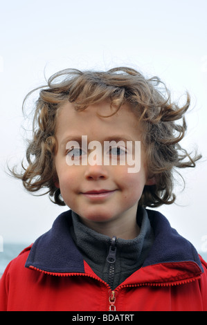 Stade de latence, jeune garçon, Portrait, pas de fond, Cowes, île de Wight, Angleterre, RU, FR' Banque D'Images