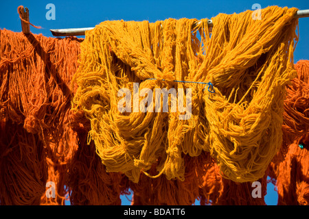 Tissu teint fil dans le souk des teinturiers quart du, Medina, Marrakech, Maroc, Afrique du Nord Banque D'Images