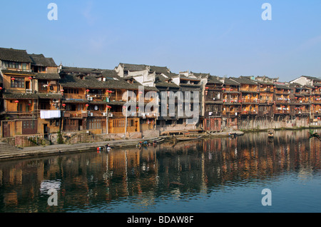 Riverfront bâtiments en bois sur la rivière Tuo ancienne ville de Fenghuang Chine Hunan Banque D'Images