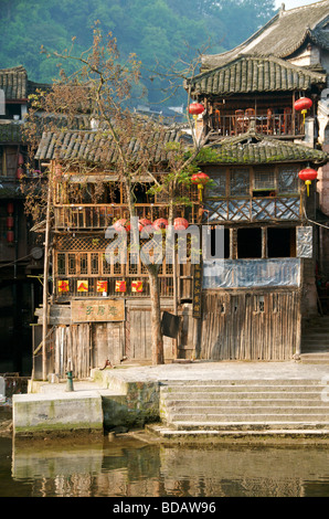 Riverfront bâtiments en bois sur la rivière Tuo ancienne ville de Fenghuang Chine Hunan Banque D'Images