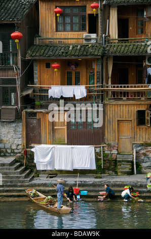 Riverfront bâtiments en bois sur la rivière Tuo ancienne ville de Fenghuang Chine Hunan Banque D'Images