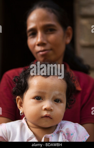 Indonésie Sulawesi Buton Labundo Bundo mère et fille assise sur l'étape de la chambre Banque D'Images