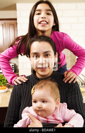 Portrait of a young woman avec ses deux filles et smiling Banque D'Images