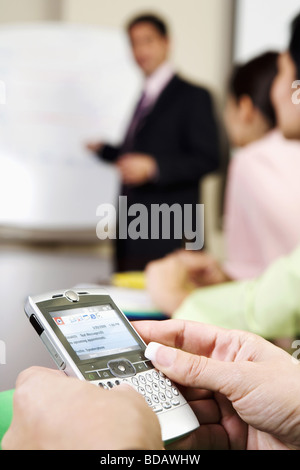 Close-up of a person's hands holding un palmtop Banque D'Images