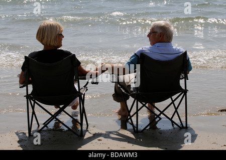 L'homme et la femme assis de détente à la mer, couple de retraités de profiter de la mer et de la plage Banque D'Images