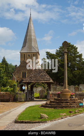 St James Church dans Shere village Surrey Banque D'Images