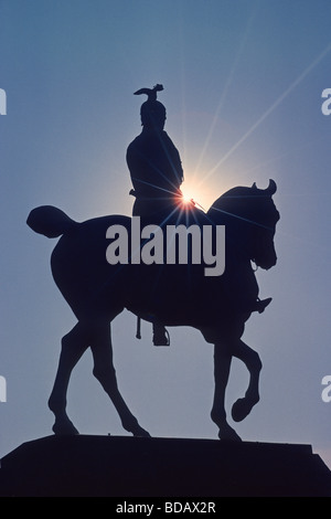 Statue de l'empereur Guillaume II à Cologne silhouetté contre le soleil Banque D'Images
