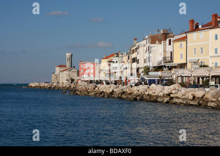 La vieille ville de Piran, vue de la mer. La Slovénie. Banque D'Images