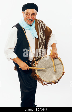 Portrait of a young man playing un tambour Banque D'Images