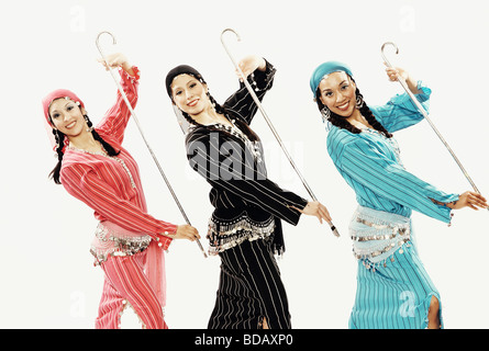 Portrait de trois danseuses tenant les cannes et la danse Banque D'Images