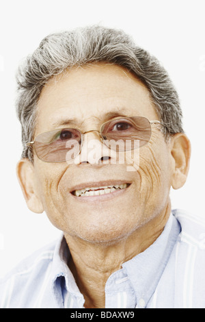 Close-up of a senior man looking up and smiling Banque D'Images