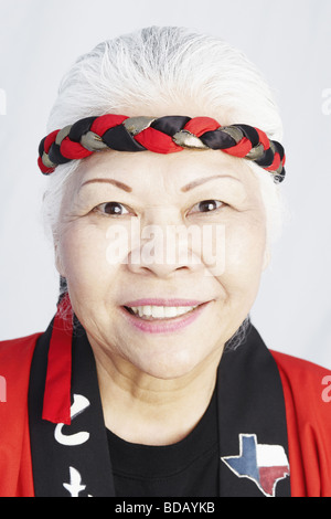 Portrait of a senior woman smiling avec un bandeau autour de son front Banque D'Images