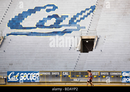 Les concurrents de piste à pied sous le logo Cal à Edwards Stadium de l'Université de Californie à Berkeley. Banque D'Images