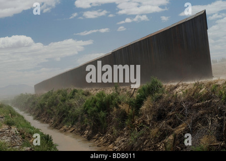 Le segment de mur frontière à Fort Hancock Texas construit à interdire l'accès de personnes et de drogues illicites Banque D'Images