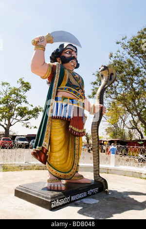 Statue de Mahishasura, Chamundi Hills, Mysore, Karnataka, Inde Banque D'Images