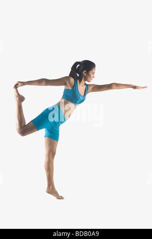 Portrait of a young woman stretching Banque D'Images