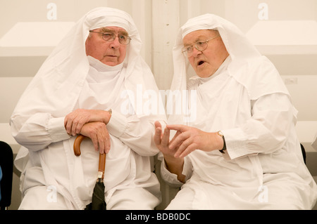 Les membres de la Gorsedd des bardes se préparer pour la cérémonie à l'Eisteddfod National du Pays de Galles Bala Gwynedd Août 2009 Banque D'Images