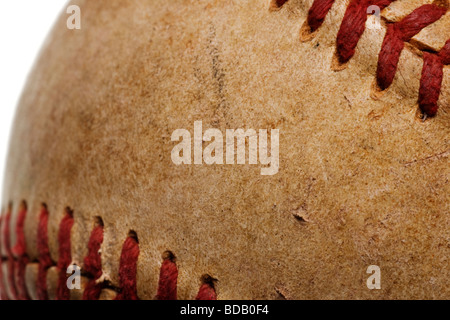 Baseball baseball avec surpiqûres rouges isolé sur fond blanc Banque D'Images