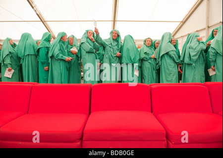 Les membres de la Gorsedd des bardes se préparer pour la cérémonie à l'Eisteddfod National du Pays de Galles Bala Gwynedd Août 2009 Banque D'Images