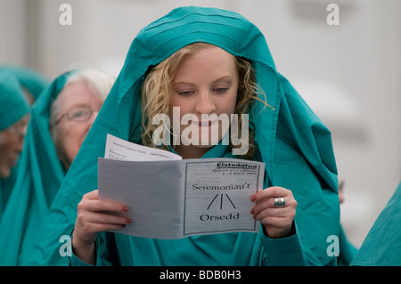 Une jeune femme membre de la la Gorsedd des bardes à la recherche sur l'ordre de la cérémonie à l'Eisteddfod National du Pays de Galles Banque D'Images