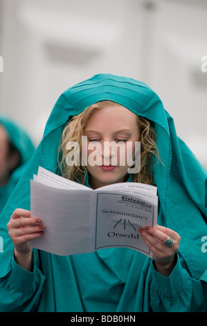 Une jeune femme membre de la la Gorsedd des bardes à la recherche sur l'ordre de la cérémonie à l'Eisteddfod National du Pays de Galles Banque D'Images