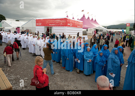 Les membres de la Gorsedd des bardes à marcher vers leur cérémonie à l'Eisteddfod National du Pays de Galles Bala Gwynedd 2009 Banque D'Images