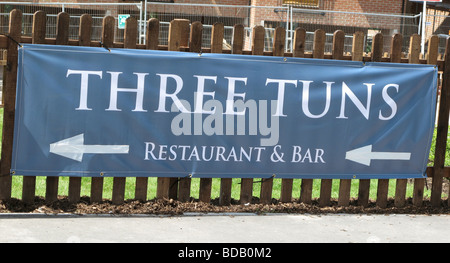 Poster publicitaire pour le Three Tuns Restaurant & Bar dans la ville de Hay-on-Wye Powys Wales GB 2009 Banque D'Images