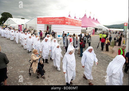 Les membres de la Gorsedd des bardes à marcher vers leur cérémonie à l'Eisteddfod National du Pays de Galles Bala Gwynedd 2009 Banque D'Images