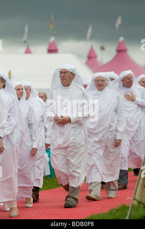 Les druides, les membres de la Le Gorsedd des bardes à marcher vers leur cérémonie à l'Eisteddfod National du Pays de Galles 2009 Bala Banque D'Images