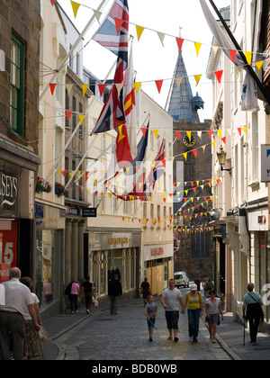 Les touristes à pied dans la zone piétonne de la rue haute, près de l'église de St Peter Port Guernsey Channel Islands Banque D'Images