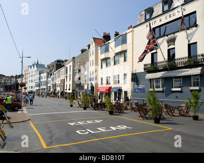 L'Esplanade du front de mer à St Peter Port Guernsey Channel Islands fermée à la circulation sur un dimanche matin d'été Banque D'Images