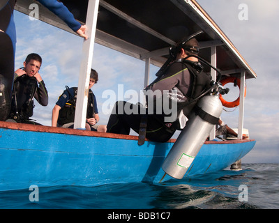 L'île de Sulawesi Indonésie Hoga scuba diver Wallacea opération entrant dans l'eau avec rouleau arrière du bateau de plongée Banque D'Images