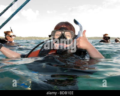 L'île de Sulawesi Indonésie Hoga Wallacea Opération diver sur la surface de l'eau au bateau de plongée Banque D'Images