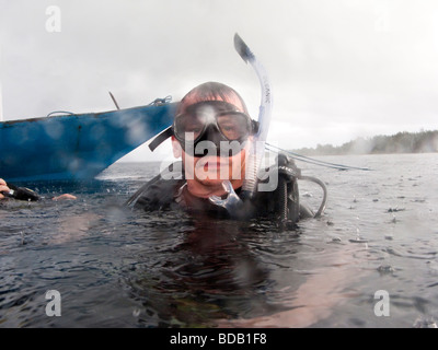 L'île de Sulawesi Indonésie Hoga Wallacea Opération diver sur la surface de l'eau dans la pluie torrentielle Banque D'Images