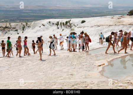 Les gens n'est marcher le long avec traventines à Pamukkale Hierapolis (), Denizli, Turquie, Août 2009 Banque D'Images