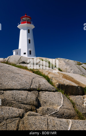 Peggy's Cove Lighthouse blanc sur les roches de granit lisse contre un ciel bleu Nova Scotia Canada Banque D'Images