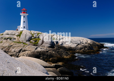 Peggy's Cove, Nova Scotia Lighthouse sur les roches de granit lisse avec accordian player et surf Banque D'Images