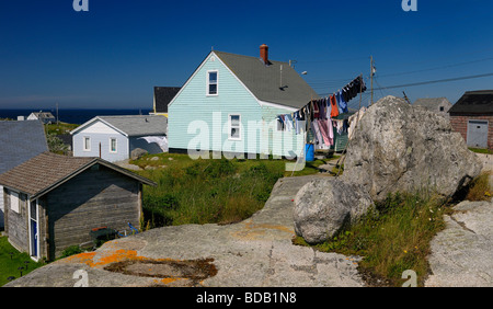 Maisons de village de pêche rurale parmi les roches et de blanchisserie en train de sécher dehors à Peggy's Cove en Nouvelle-Écosse Banque D'Images