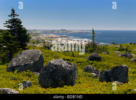 Blocs glaciaires et côte rocheuse avec Whalesback à Peggy's Cove en Nouvelle-Écosse Canada distance sur l'Océan Atlantique Banque D'Images