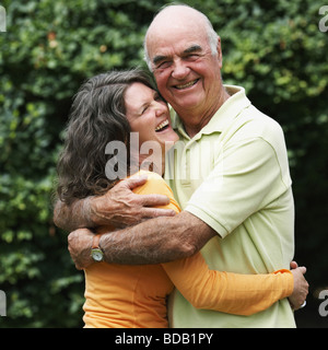 Senior man smiling avec sa fille dans un parc Banque D'Images