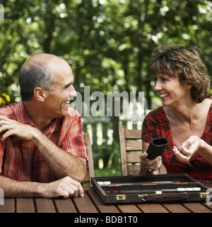 Couple mature jouer à un jeu de société et à la recherche à l'autre Banque D'Images