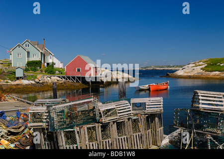 Les casiers à homard et corde sur le quai dans le paisible village de pêcheurs de Peggy's Cove, Nova Scotia Canada avec ciel bleu sur l'Océan Atlantique Banque D'Images
