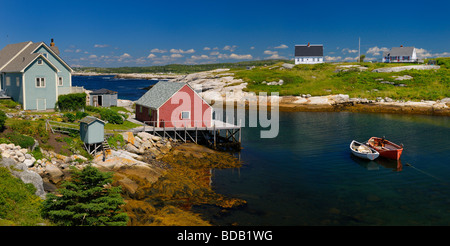 Panorama de maisons et bateaux de pêche amarrés dans le paisible village de Peggy's Cove, sur l'Océan Atlantique de la Nouvelle-Écosse en plein soleil Banque D'Images