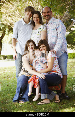 Portrait d'un couple avec leur fils et filles dans une pelouse Banque D'Images