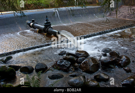 L'eau étant libéré d'un petit barrage. Banque D'Images