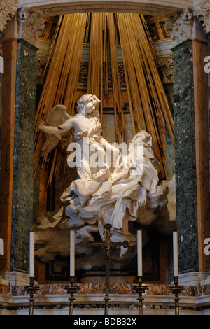 Rome Italie sculpture du Bernin de l'Extase de Sainte Thérèse dans la chapelle Cornaro de l'église de Santa Maria della Vittoria Banque D'Images