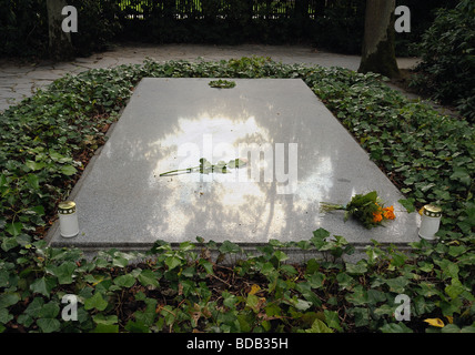 Tombe de Richard et de Cosima Wagner dans le jardin de la Villa Wahnfried le Musée Richard Wagner à Bayreuth Allemagne Banque D'Images