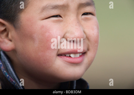 Herder mongole garçon, centre-nord de la Mongolie. Face seulement. Banque D'Images