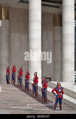 Des soldats en uniforme de Mongolie au garde à vous à côté de Gengis Khan monument, La Maison du Gouvernement, Oulan-Bator, Mongolie Banque D'Images