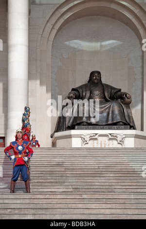 Des soldats en uniforme de Mongolie au garde à vous à côté de Gengis Khan monument, La Maison du Gouvernement, Oulan-Bator, Mongolie Banque D'Images